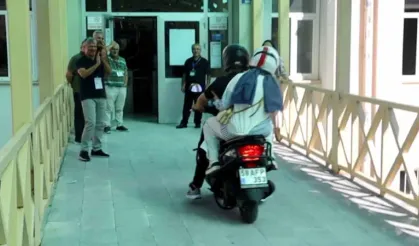 Sivas'ta Sınav Salonunda Sürpriz! Motosikletli Adayın Girişi Herkesi Şaşırttı