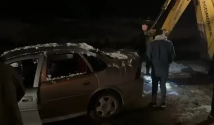 Malatya'da çamura saplanan araç kurtarıldı