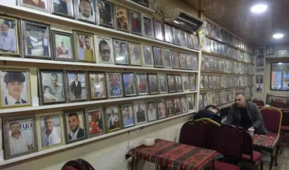 Adıyaman'da çay ocağının duvarlarını deprem şehitlerinin fotoğrafları kapladı