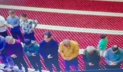 Minik yaramaz namaz kılan yaşlı adamı yere düşürdü