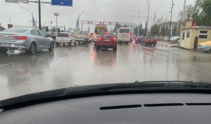 Malatya’da altgeçitler şelaleye döndü, araçlar suya gömüldü