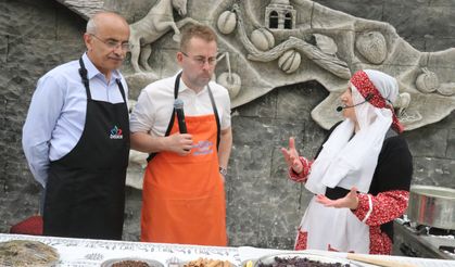 Malatya yemeklerinin fanı ünlü şef, Mor Reyhan Şerbeti yaptı!