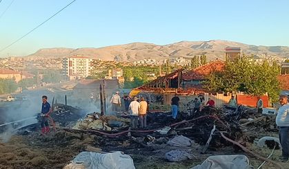 Yeşilyurt’ta saman balyaları alev aldı!