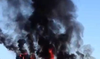 Malatya'da bariyerlere çarpan tır alev aldı