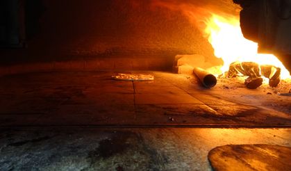 Ekmek parası için 340 dereceyi bulan ateşin karşısında mesai yapıyorlar!