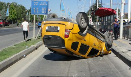 Malatya’da refüje çarptı, ters döndü!