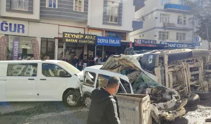 Malatya’da kontrolden çıkan kamyon 12 aracı biçti: 4 yaralı