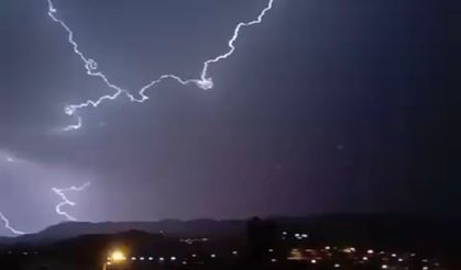 Şimşekler gece aydınlattı