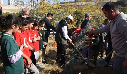 Malatya'da Cumhuriyet'in 102. yılında 102 fidan dikildi