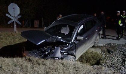 Malatya'da 5 kişinin bulunduğu araca tren çarptı