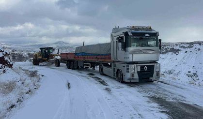 Elazığ'da yolda kalan araçlar kurtarıldı