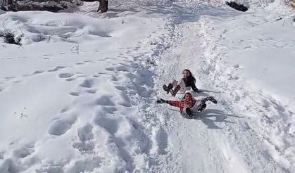 Malatya'da çocuklar karın keyfini tepsi ve bidonlarla çıkardı