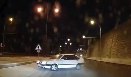 Buzlanma Nedeniyle Makas Atan Otomobil Trafiği Tehlikeye Soktu