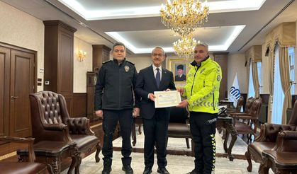 Tribünde Vicdan Kazandı: Üşüyen Çocuğa Çorabını Veren Polise Başarı Belgesi