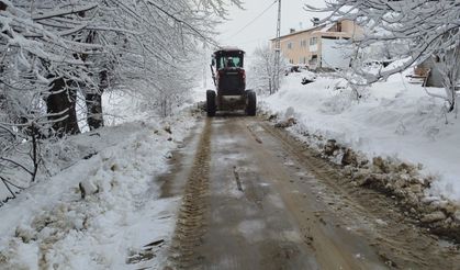 Malatya'da 109 Mahalle Yolunda Karla Mücadele Çalışması