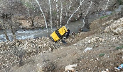Adıyaman'da otomobil dere yatağına yuvarlandı: 3 yaralı