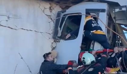 Malatya'da Freni Patlayan Kamyon Eve Girdi: Sürücü Yaralandı