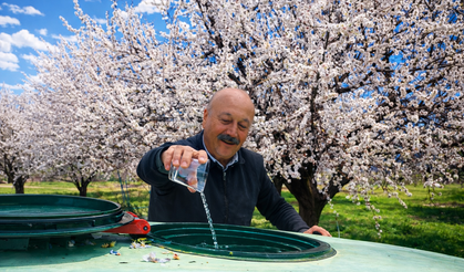 Kayısı Bahçesinde İlginç Ritüel: Zemzem Suyuyla Sezona Başladı