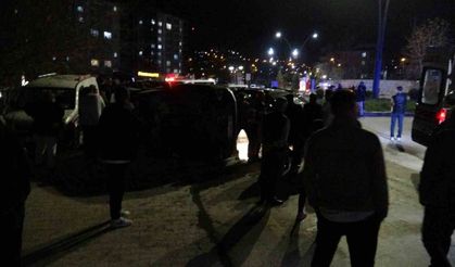 Malatya’da Kavşakta Korkutan Kaza! 2 Otomobil Çarpıştı: Araç Devrildi, 4 Yaralı