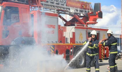 Yeşilyurt'ta Gündüz Vakti Yangın Paniği: İçeride Kalan 3 Kişi Kurtarıldı