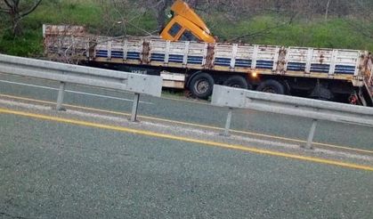 Elazığ-Malatya Yolunda Tır Yoldan Çıktı, 1 Kişi Yaralandı