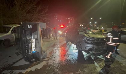 Malatya'da Yeşilçam Caddesi Kavşağında Feci Çarpışma: Araçlardan Biri Devrildi, 4 Yaralı Var
