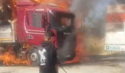 Malatya’da Seyir Halindeki Saman Yüklü Tır Alev Alev Yandı