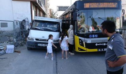 Malatya'da pes dedirten görüntü! Halk otobüsü tıkanınca bakın ne yaptılar...