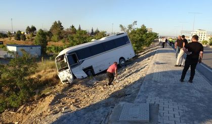 Malatya'da Lastiği Patlayan Servis Aracı Şarampole Devrildi! 5 Yaralı