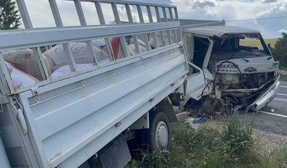 Elazığ'da Kamyonetler Çarpıştı: 2 Kişi Yaralandı