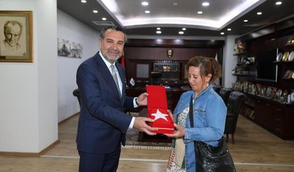 Otobüste Türk Bayrağını Silmişti! Elazığ’da O Kadına Başkan Şerifoğulları’ndan Anlamlı Hediye