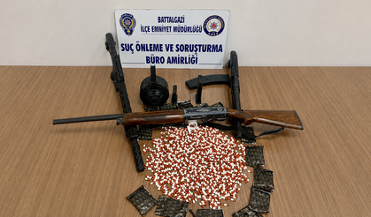 Malatya’da Uyuşturucu Operasyonu: Islak Mendil Görünümlü Poşetlerden 817 Hap Çıktı