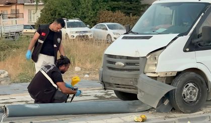 Malatya'da Kamyonet Yayaya Çarptı, Aydınlatma Direğini Devirip Kaldırıma Savruldu