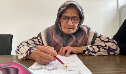 80 Yaşında Hayali Gerçek Oldu! Malatyalı Fatma Teyze 2 Ayda Okuma Yazma Öğrendi