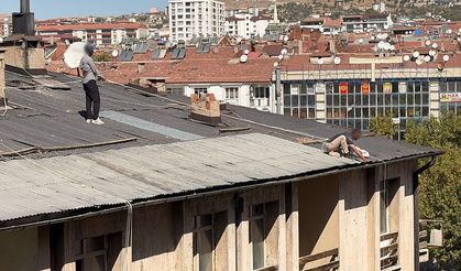 6 Katlı Binada Tehlikeli Temizlik: Belindeki Halatla Çatıdan Sarktı