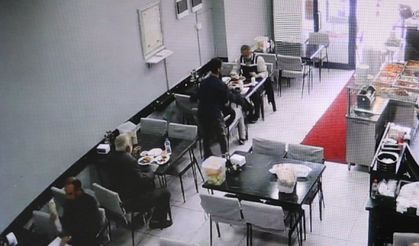 Nefesi Kesilen Yaşlı Adamı Garson Kurtardı! Masadan Kalkmadan Yemeğine Devam Etti