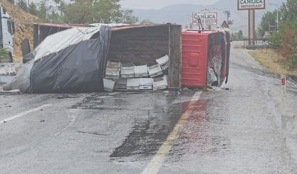 Malatya’da Arı Yüklü Kamyon Devrildi! 2 Kişi Yaralandı