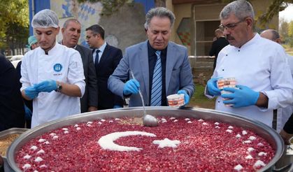 İnönü Üniversitesi’nde Aşure Kazanı Kaynadı! Rektör Akpolat da İkram Etti