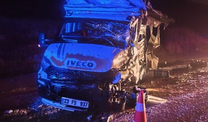 Malatya’da Gece Yarısı Kaza! Tır ile Minibüs Çarpıştı, 1 Kişi Yaralandı