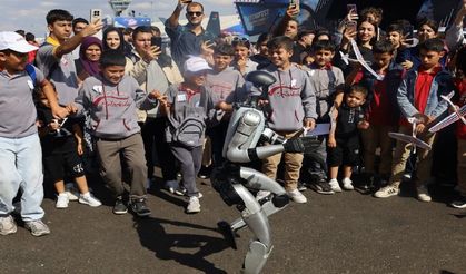 TEKNOFEST’te Robot Şovu! Halay Çekti, Vatandaş Sarılıp Türkü Söyledi