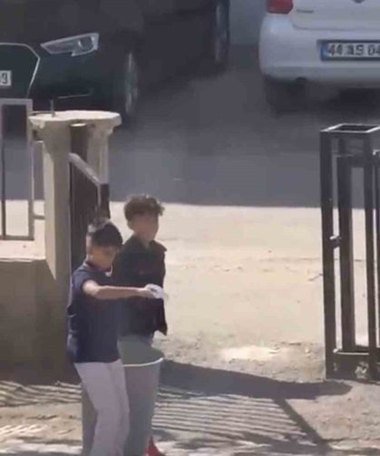 Mardin’de çocuklar çöp bidonuyla halay çekti