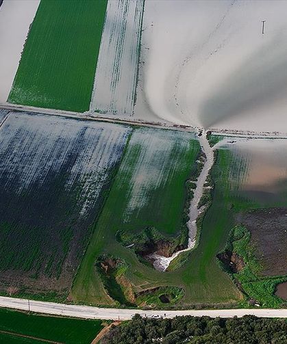 İzmir'de Tarlaları su altında kalan çiftçiler, açtıkları kuyular ve düdenlerle suyu yer altına aktarıyor