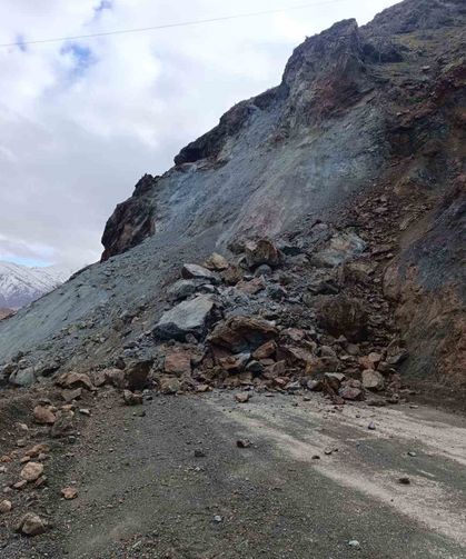 Elazığ'da heyelan yolu kapadı