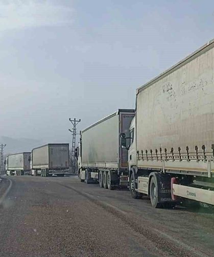 Sivas'ta tipi ulaşımı aksattı, kilometrelerce tır kuyrukları oluştu