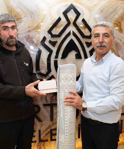 Belediyeden özverili temizlik işçilerine anlamlı ödül