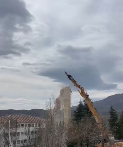 Elazığ'da hasarlı caminin minaresi iş makinesi ile yıkıldı