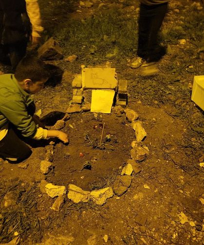 Nusaybin’de Duygulandıran Anlar: Çocuklar, Trafik Kurbanı Kediyi Defnetti