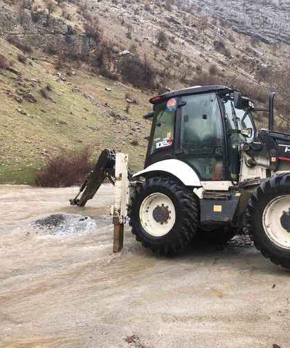 Şırnak'ta sel suları yolları kapattı