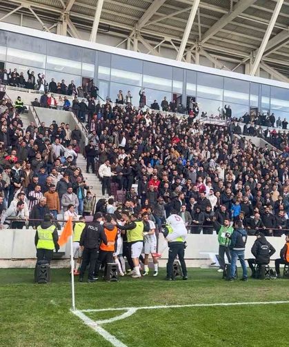 Elazığsporlu futbolcu, gol sevincini sahada görevli polisle yaşadı