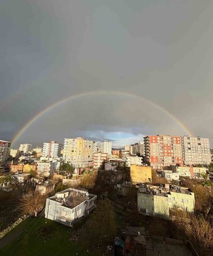 Kurtalan'da yağmur sonrası gökkuşağı göz kamaştırdı